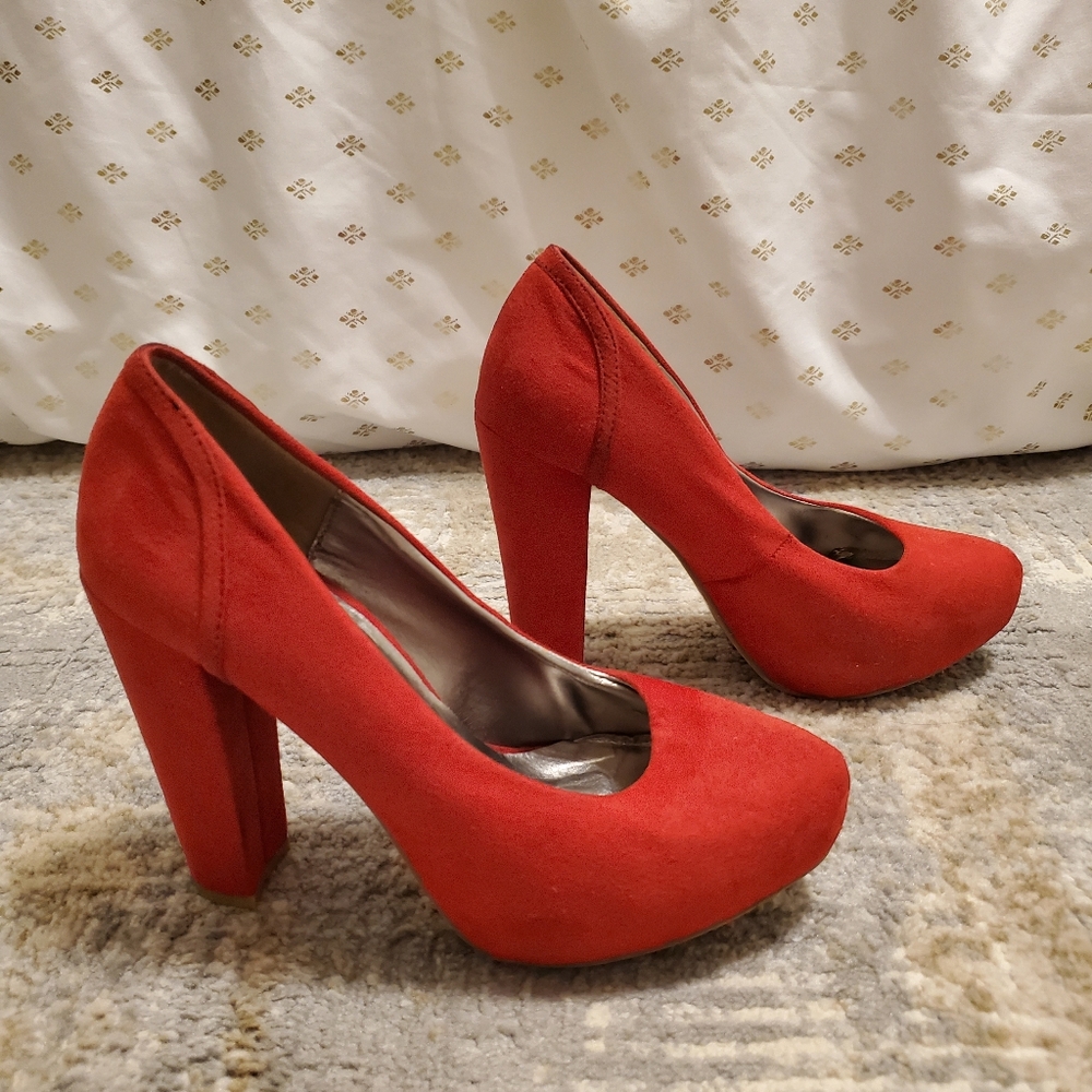 Gen E Ration Red Platform Pumps